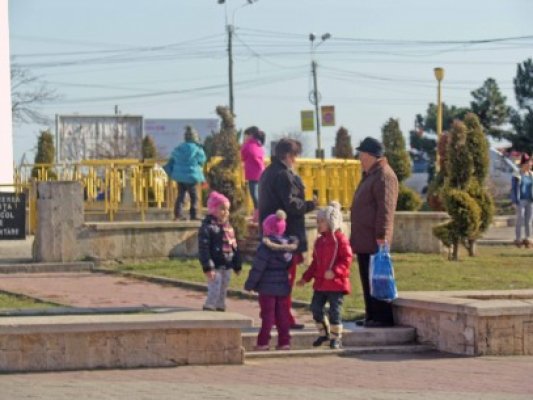Vremea frumoasă i-a scos pe constănţeni cu tot cu copii în parcul de la Far